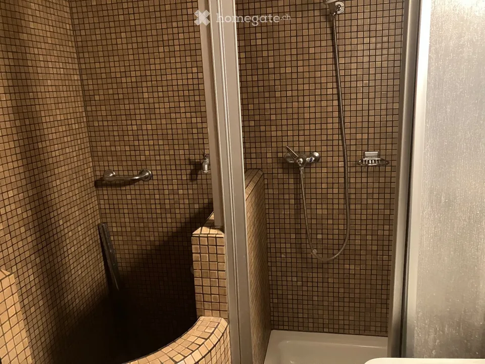 Einfaches  Zimmer mit eigenem WC Dusche Sitzplatz