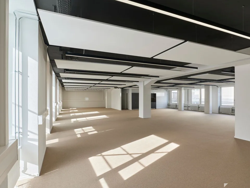 Espace de bureau spacieux en construction brute - personnalisable à Biel