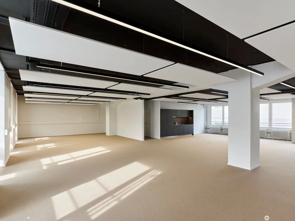 Espace de bureau spacieux en construction brute - personnalisable à Biel