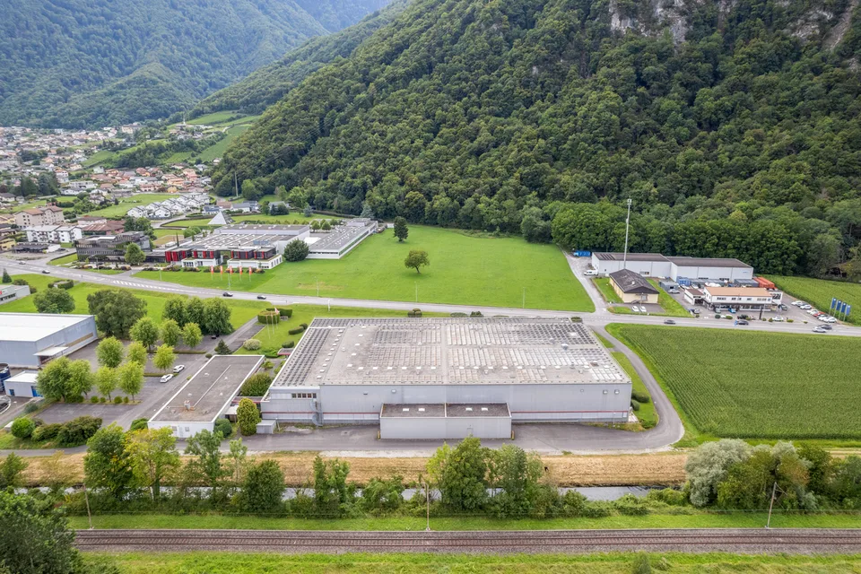Atelier/Box 345 m2 im Erdgeschoss - Sektionaltor - Höhe 4m