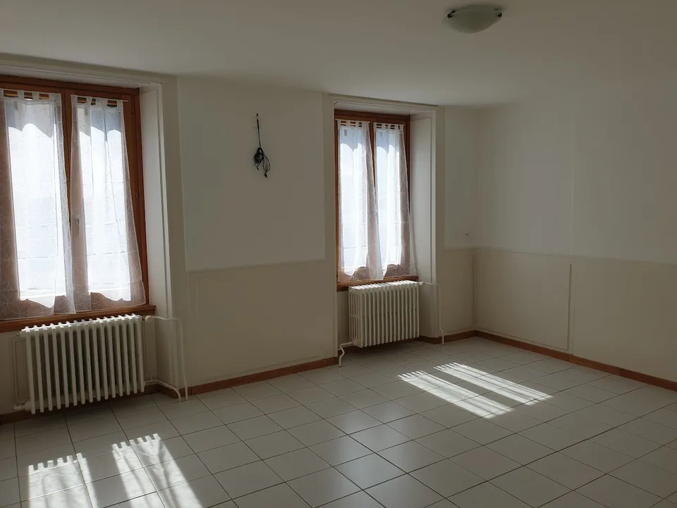 Appartamento di 3.5 locali con balcone e veranda nel centro di Fleurier