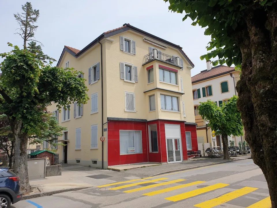 Appartamento di 3.5 locali con balcone e veranda nel centro di Fleurier – foto 8 di 8