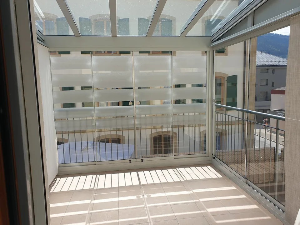 Appartement de 3.5 pièces avec balcon et véranda au centre de Fleurier