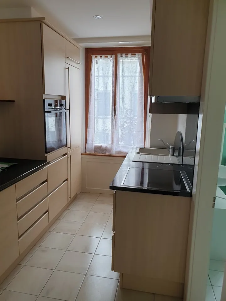 Appartamento di 3.5 locali con balcone e veranda nel centro di Fleurier – foto 7 di 8