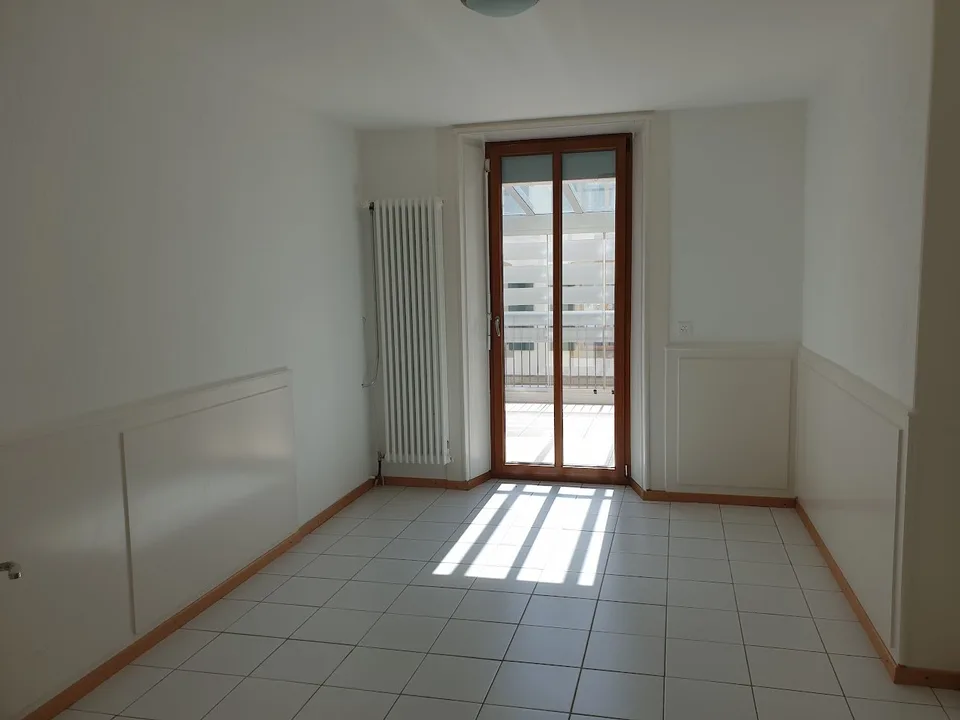 Appartamento di 3.5 locali con balcone e veranda nel centro di Fleurier
