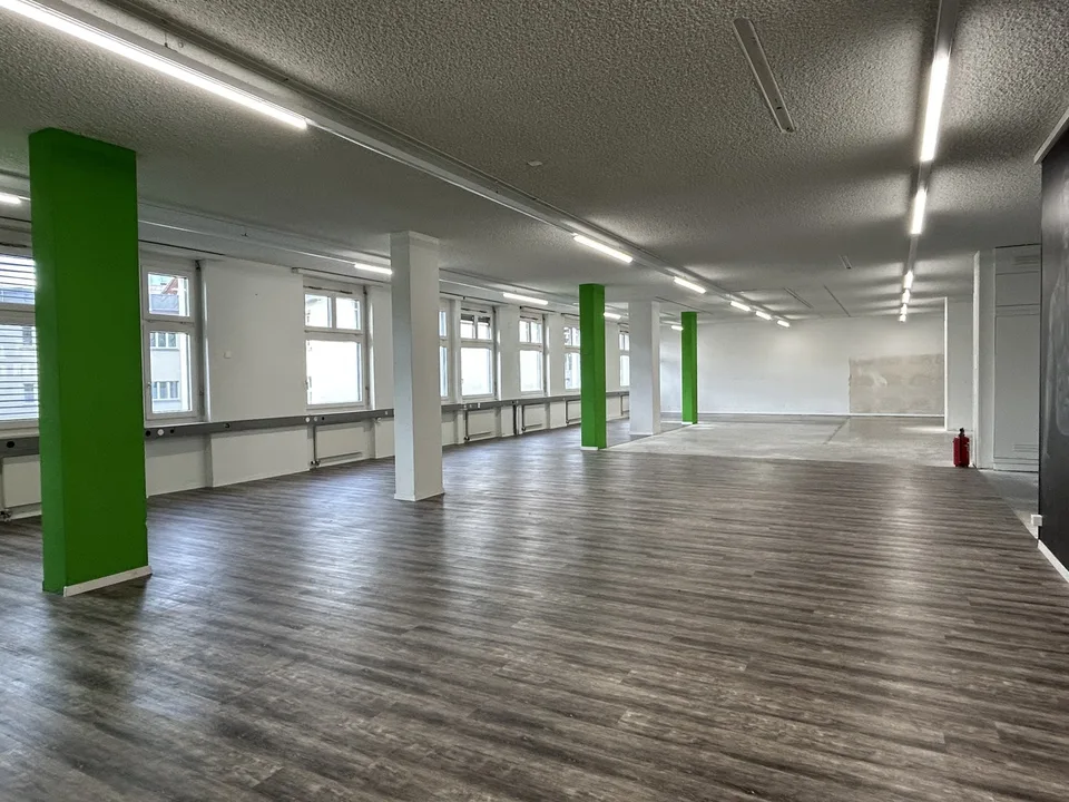 Spazio flessibile per ufficio o studio in posizione centrale a Rüti ZH!
