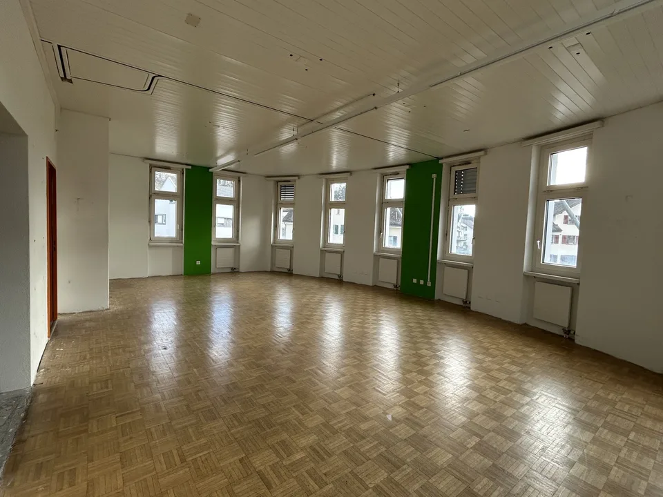 Spazio flessibile per ufficio o studio in posizione centrale a Rüti ZH!