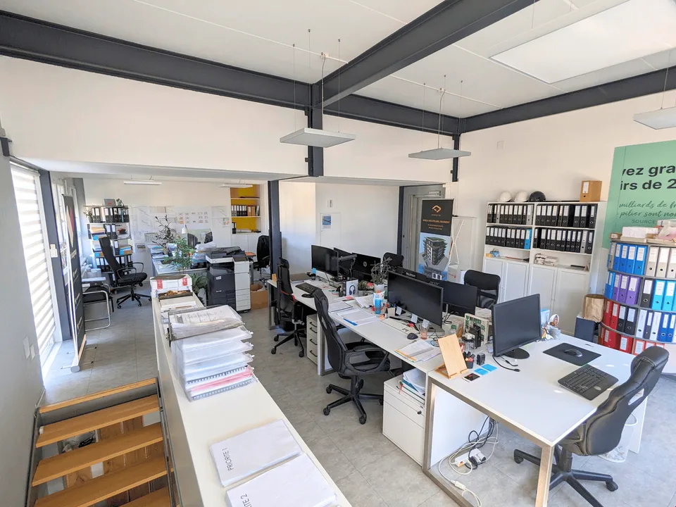 Ufficio luminoso con sala conferenze e cucina