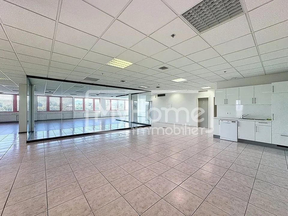 Grand local de 516 m2 avec plus de 9 pièces à Lonay