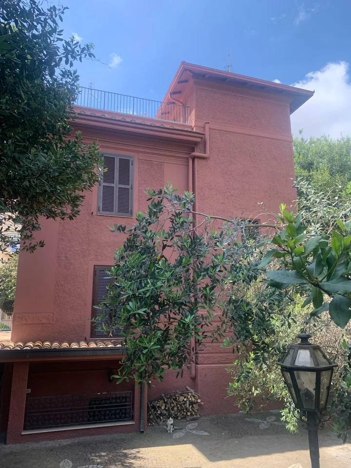 Villa di lusso ristrutturata con giardino nel cuore di Roma