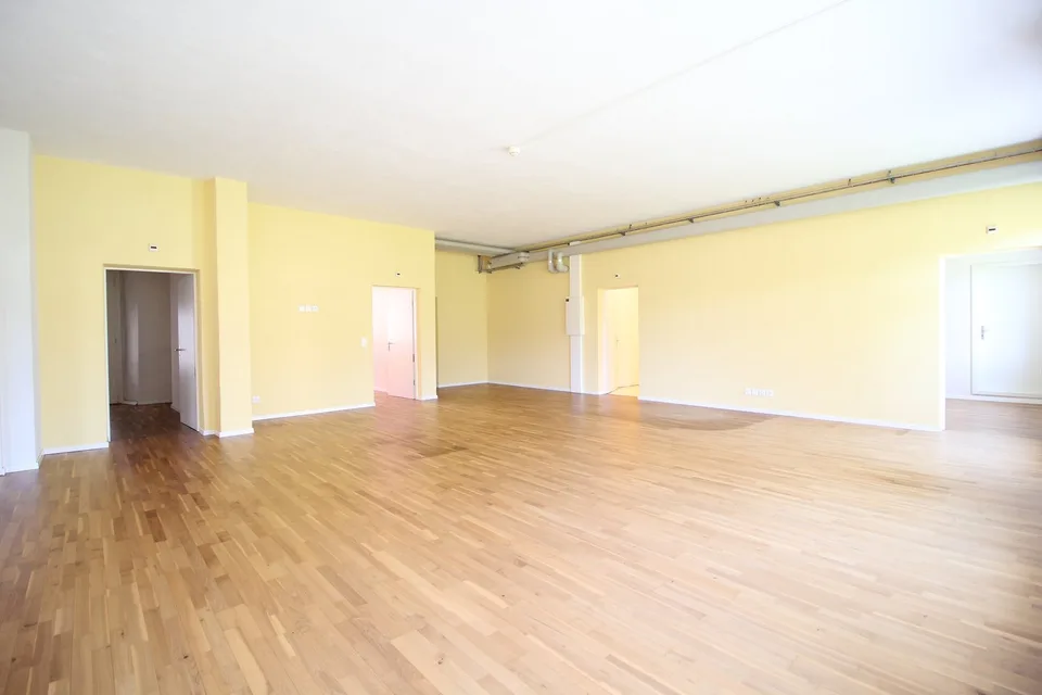 Spazi rappresentativi di 6,5 locali / studio / studio in edificio storico di monastero