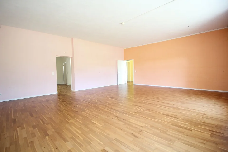 Spazi rappresentativi di 6,5 locali / studio / studio in edificio storico di monastero