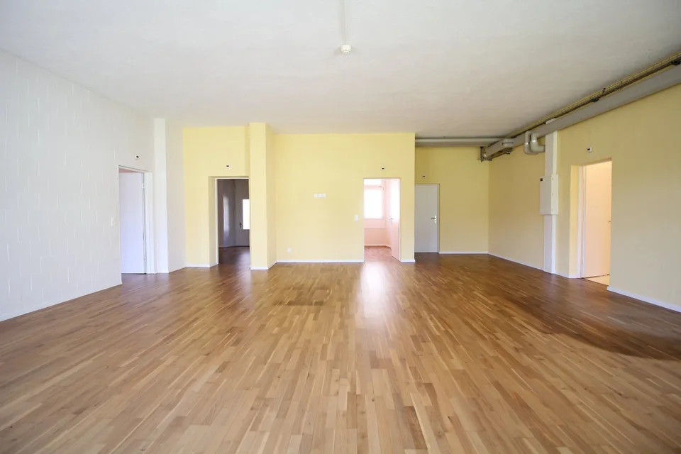 Spazi rappresentativi di 6,5 locali / studio / studio in edificio storico di monastero