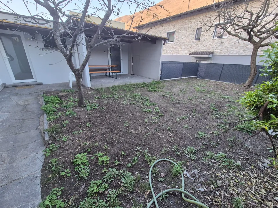 Lokale Hobby-/Laboratorium mit Garten in Losone – sofort verfügbar