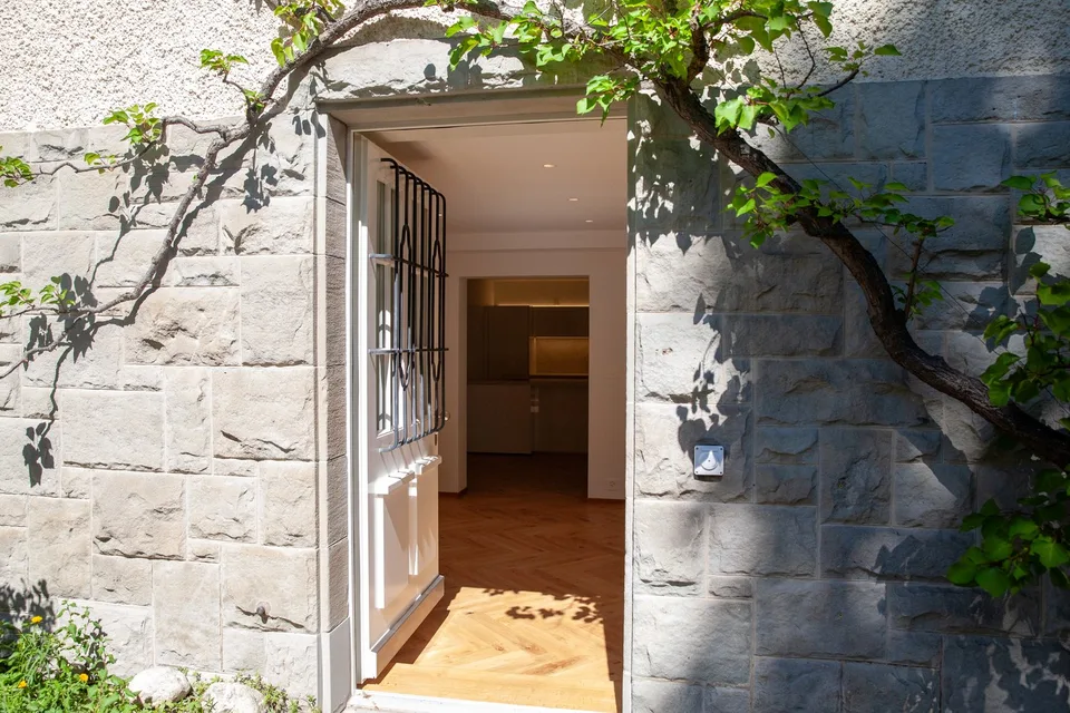 Erstvermietung: Repräsentative 3 ½-Zimmerwohnung mit eigenem Garten in historischer Zürichbergvilla
