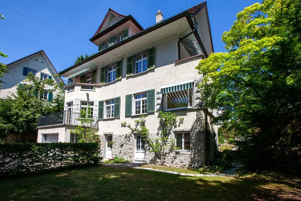 Erstvermietung: Repräsentative 3 ½-Zimmerwohnung mit eigenem Garten in historischer Zürichbergvilla