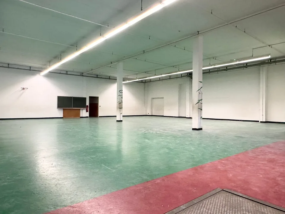 Grand entrepôt avec bureau attenant en plein centre, avec accès commode et pratique