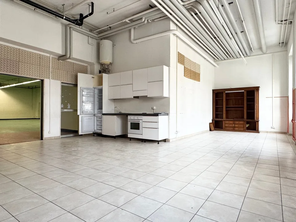 Grand entrepôt avec bureau attenant en plein centre, avec accès commode et pratique