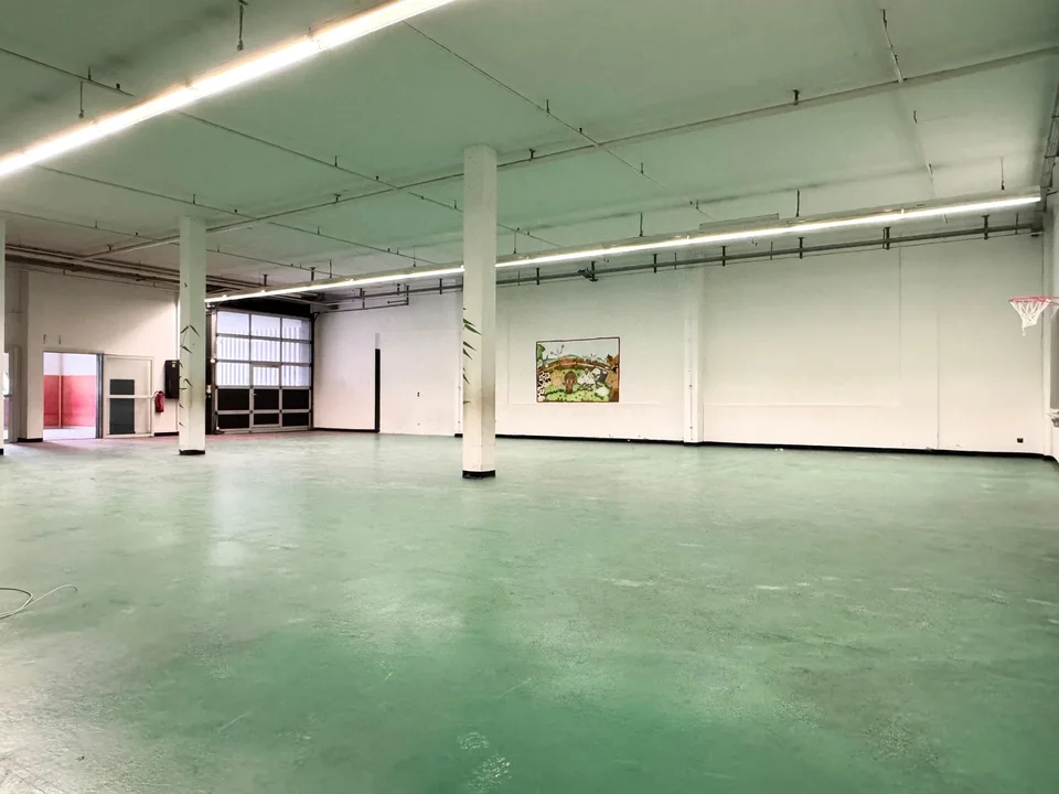 Grand entrepôt avec bureau attenant en plein centre, avec accès commode et pratique