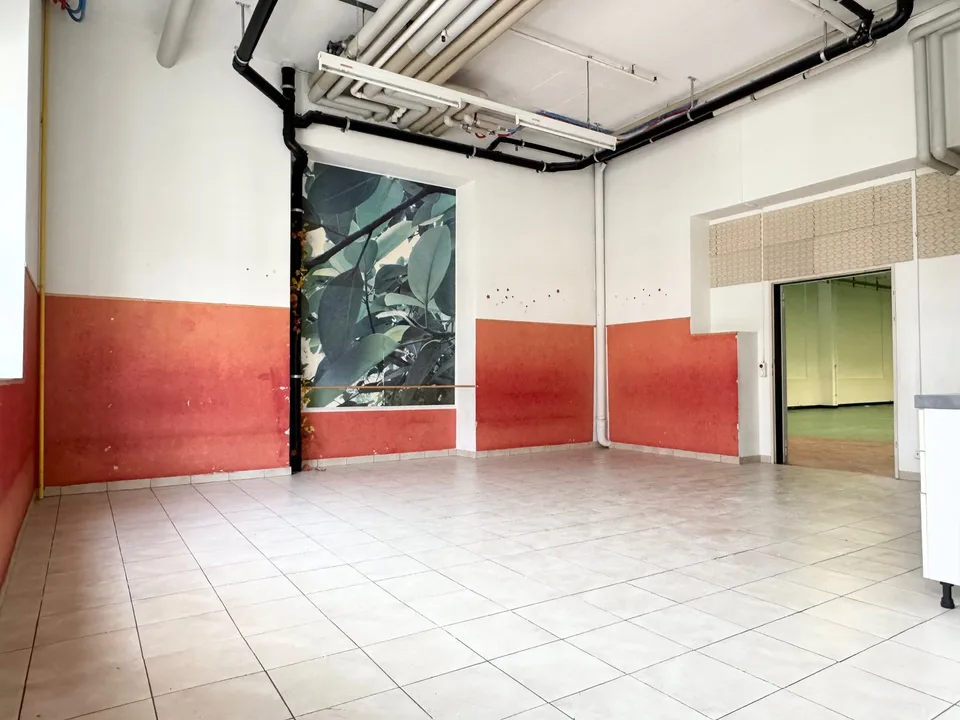 Grand entrepôt avec bureau attenant en plein centre, avec accès commode et pratique