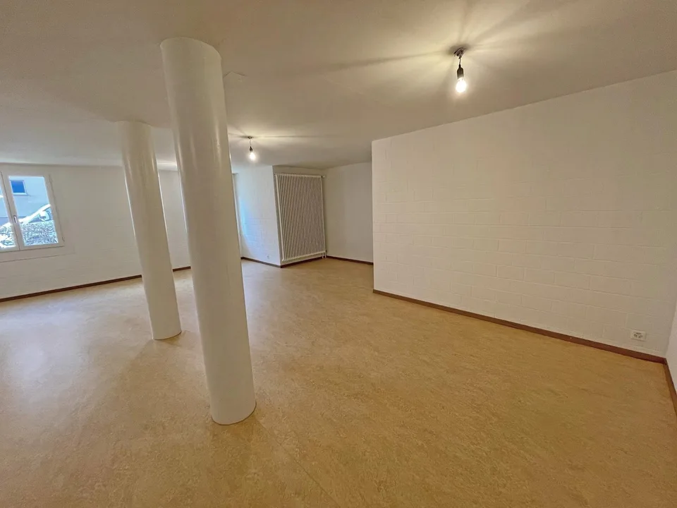 Espace commercial/hobby/bureau moderne avec lumière du jour près du Trois-Pays