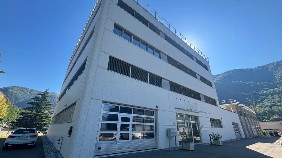 MEZZOVICO - ufficio nuovo, luminoso e divisibile