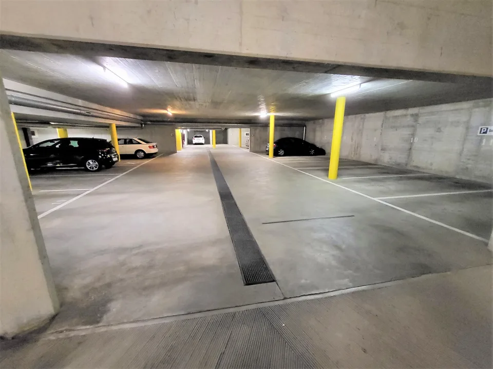 Auto-Einstellhallenplätze zu vermieten!