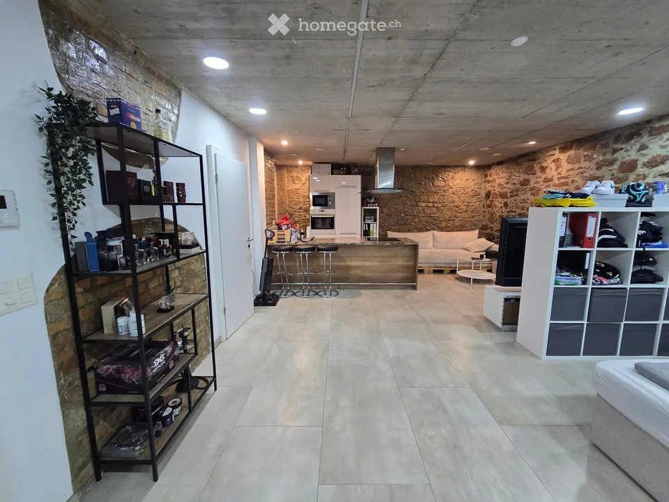 Loft moderno 1.5 locali con muri in pietra naturale & isola cucina