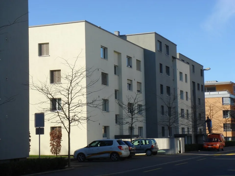 Einstellplätze nähe Bahnhof und Schwimmbad zu vermieten!