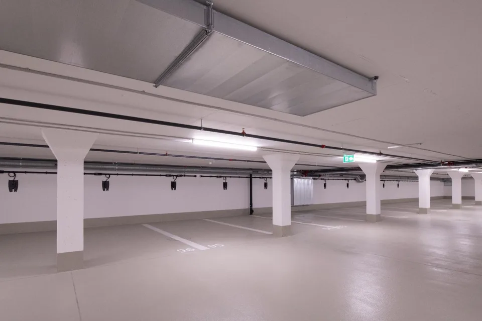 Place de parc intérieure pour voiture électrique