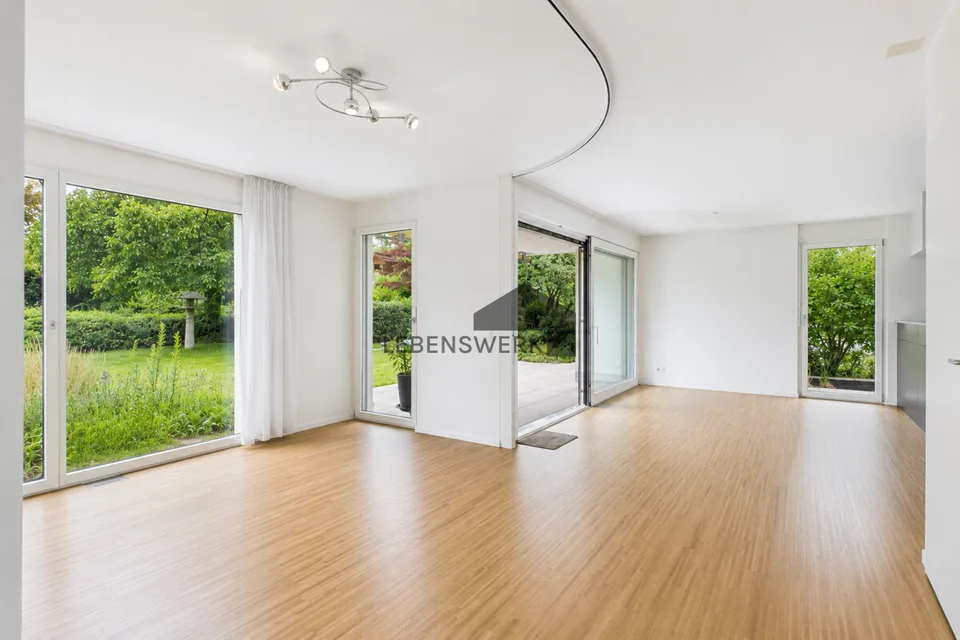 Casa unifamiliare con vista sul lago, terrazza in attico, giardino e garage doppio,