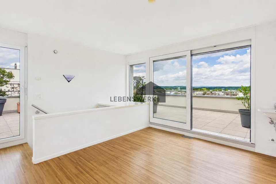 Casa unifamiliare con vista sul lago, terrazza in attico, giardino e garage doppio,