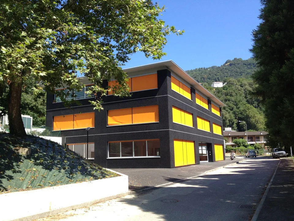 Affittasi spazi di 210 Mq  e 420 mq in posizione strategica nel Sud del Ticino