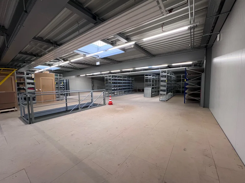 574 m2 di spazi commerciali e di stoccaggio polivalenti
