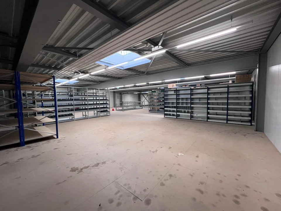 574 m2 di spazi commerciali e di stoccaggio polivalenti