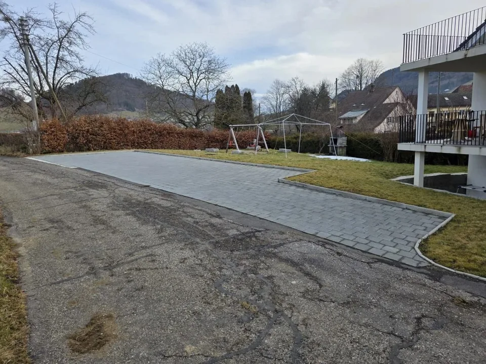 6 outdoor parking spaces, new and even