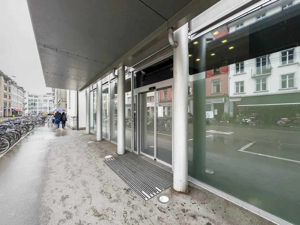 Representative retail and office space directly at Winterthur train station