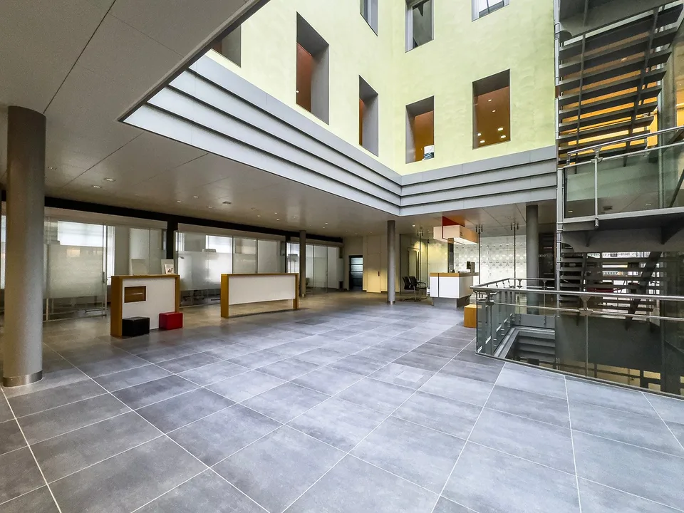 Representative retail and office space directly at Winterthur train station