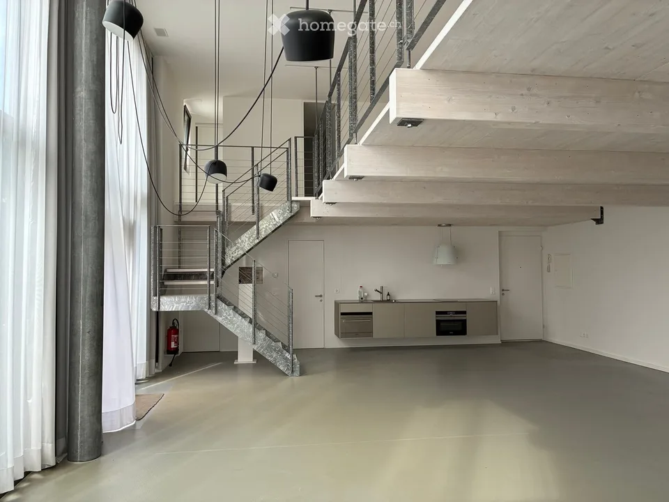 Loft ufficio o studio inondato di luce con galleria - polivalente