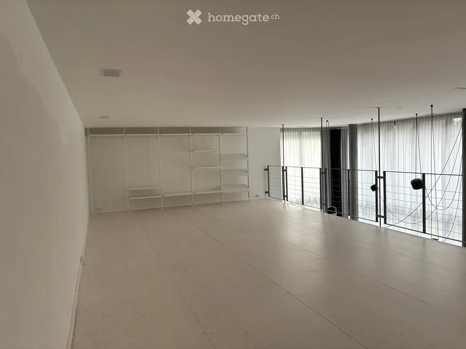 Loft ufficio o studio inondato di luce con galleria - polivalente