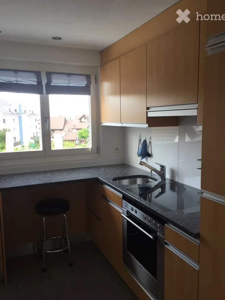 Arredato: appartamento di 3 camere in una posizione centrale a Freienbach SZ con una bella vista sul verde