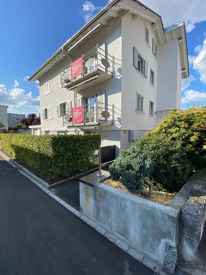 Arredato: appartamento di 3 camere in una posizione centrale a Freienbach SZ con una bella vista sul verde