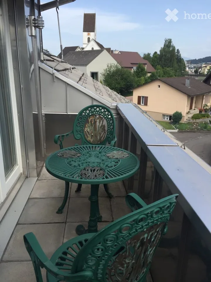 Arredato: appartamento di 3 camere in una posizione centrale a Freienbach SZ con una bella vista sul verde