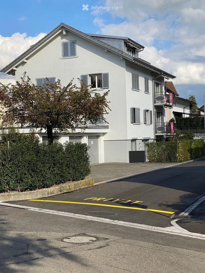 Möblierte: 3-Zimmerwohnung.an zentraler Lage in Freienbach SZ mit schöner Aussicht ins Grüne