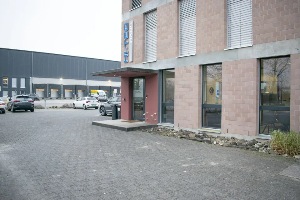 Spazi commerciali/uffici rappresentativi al piano terra a Pfungen