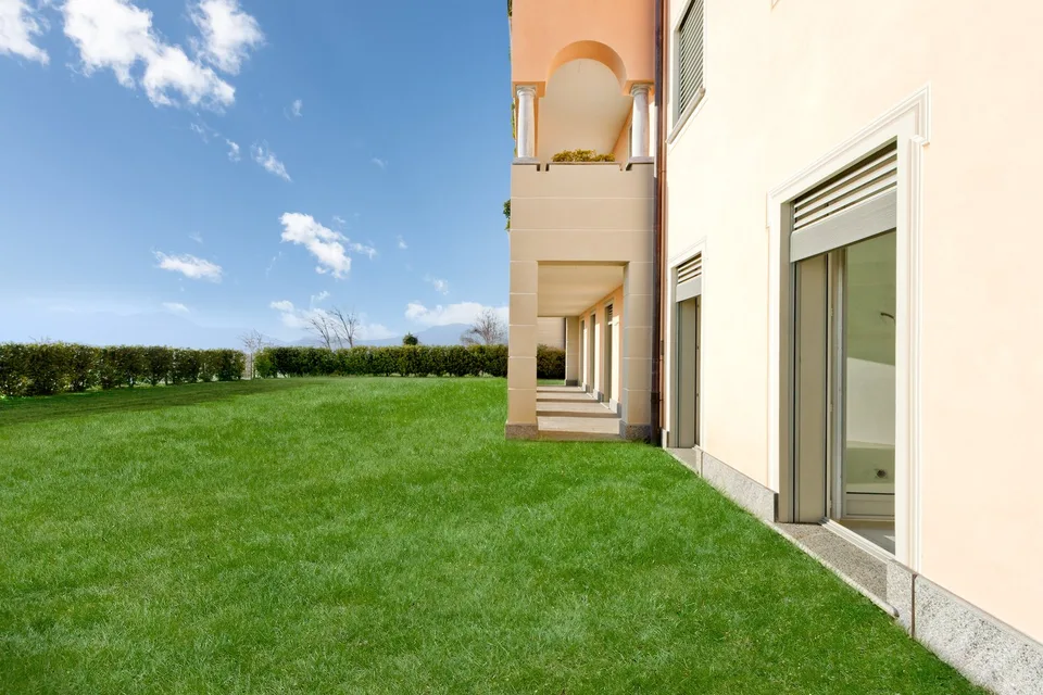 COLLINA D'ORO - AFFITTASI INCANTEVOLE APPARTAMENTO CON GIARDINO PRIVATO E VISTA LAGO (rif. 002)