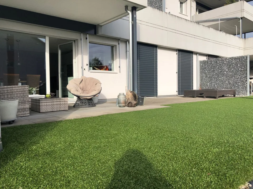 Moderne Garten-3.5-Zimmerwohnung im Zentrum von Eiken zu vermieten