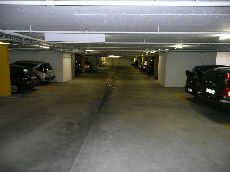 Einstellplätze in geschlossener Tiefgarage