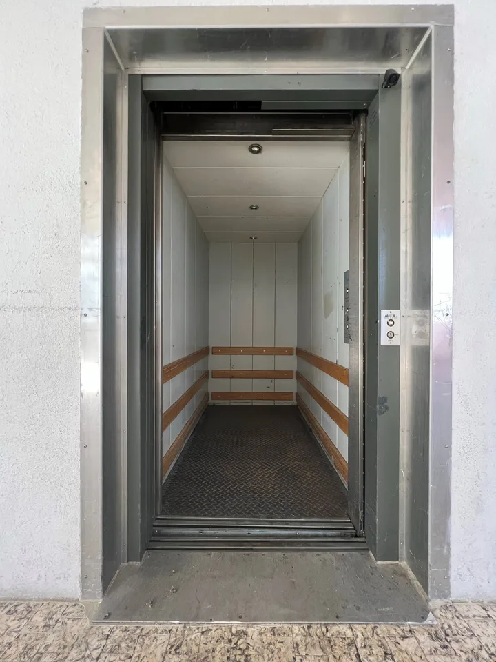 Warehouse and commercial space in Grenchen – photo 13 of 17