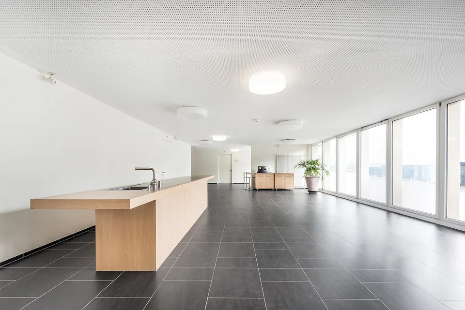 Spazio commerciale rappresentativo al piano terra 376 m² con ingresso indipendente